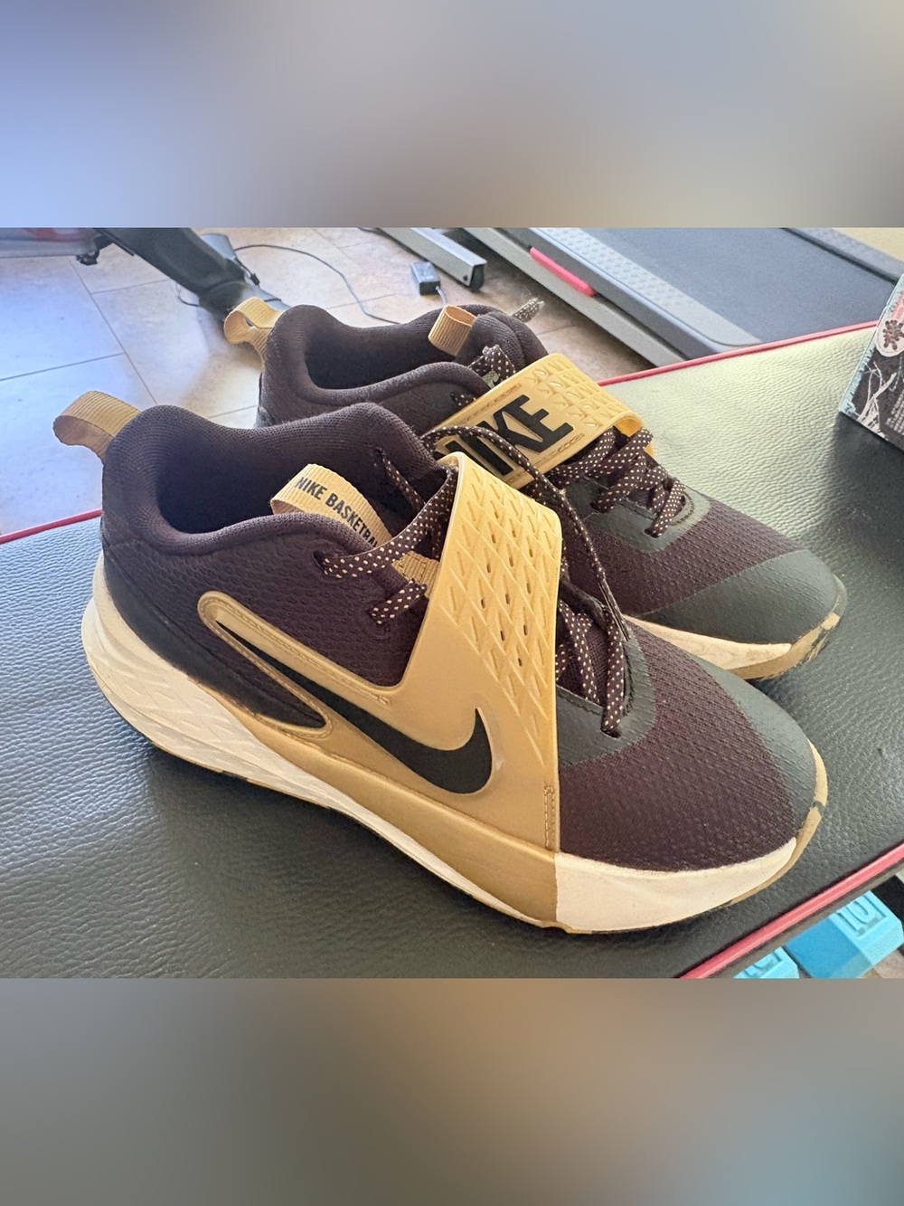 Nike Team Hustle D 12 Sneakers - size 4Y